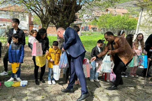Кметът Николай Митков раздаде лакомства на децата от село Воден