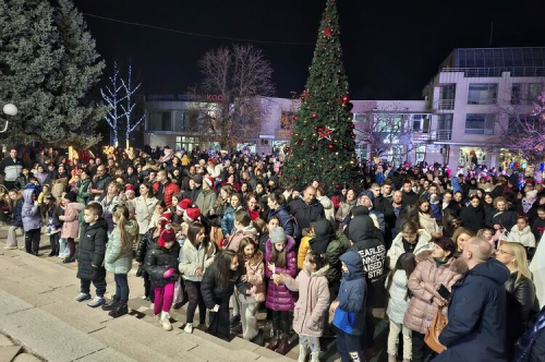 Светлините на Коледната елха в града грейнаха